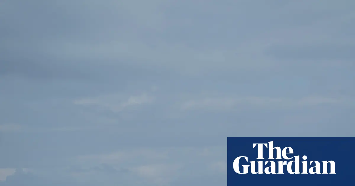 Akcja ratunkowa na wodach Zatoki San Francisco z widokiem na Wyspę Alcatraz w tle.