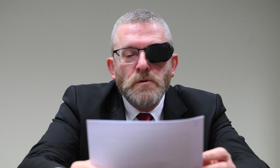 Grzegorz Braun na konferencji prasowej Konfederacji Korony Polskiej przed pomnikiem Armii Krajowej w Warszawie, ogłasza kandydatów mundurowych na listach wyborczych