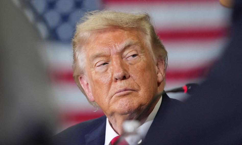 Dyplomaci podczas negocjacji w tle flag USA, Iranu i Kataru, symbolizujące rozmowy pokojowe w Dosze.