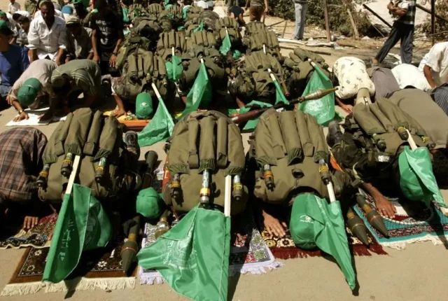 Hamas gotów oddać broń? Postęp w negocjacjach drugiej fazy rozejmu w Strefie Gazy
