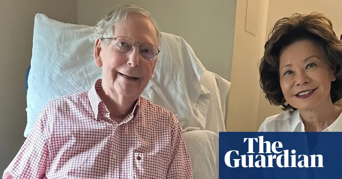 Senator Mitch McConnell trzymający gazetę "Washington Post" ze swoją żoną Elaine Chao.