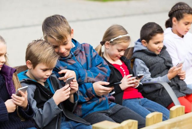 Koniec z telefonami w szkołach i przedszkolach. Prezydent podpisał nowelizację