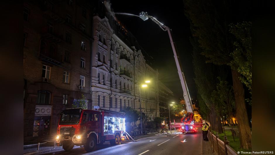Straż pożarna gasi płonący budynek w Kijowie po nocnym ataku.