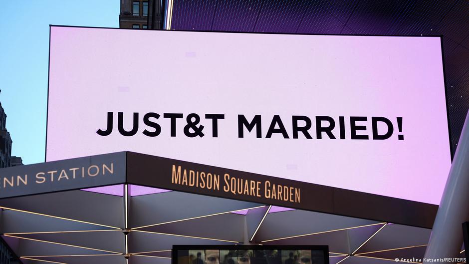 Zdjęcie przedstawiające Madison Square Garden z informacją o ślubie Taylor Swift i Travisa Kelce.