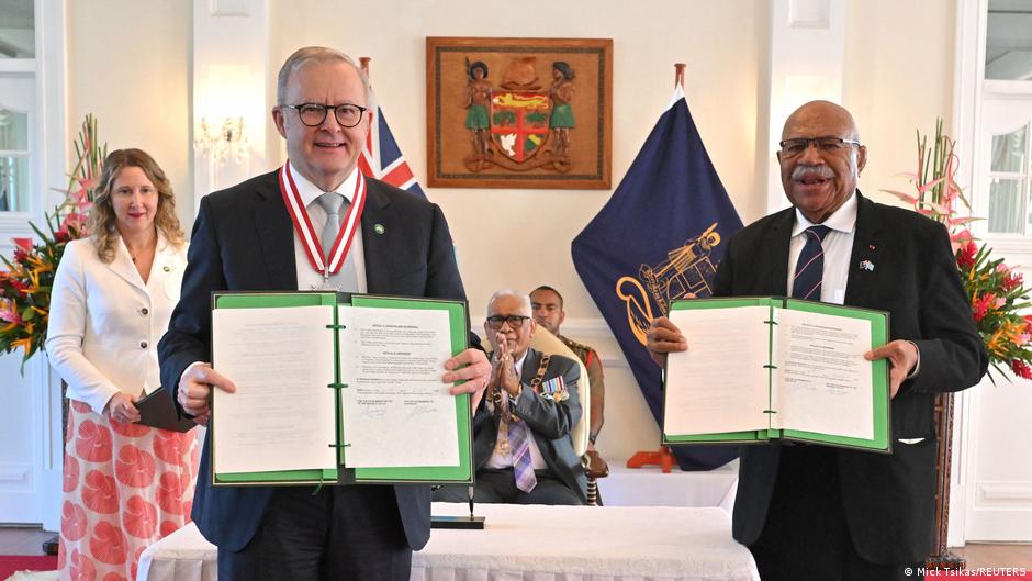 Premier Australii Anthony Albanese i premier Fidżi Sitiveni Rabuka uścisnęli sobie dłonie po podpisaniu paktu obronnego w Suvie.