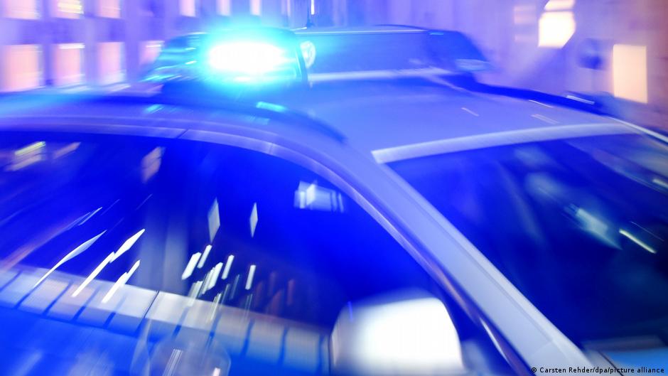 Uzbrojeni funkcjonariusze policji w Berlinie przed supermarketem Rewe, gdzie trwa operacja z zakładnikiem.