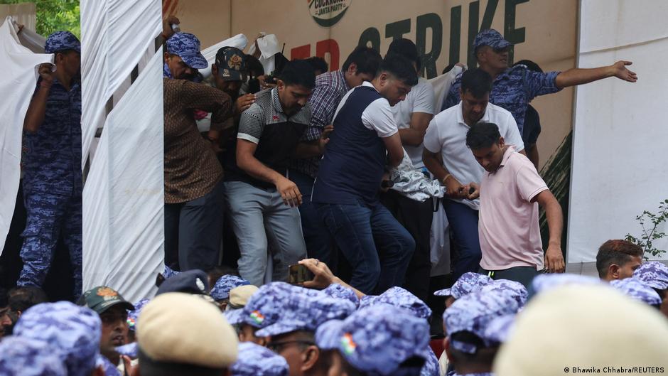 Aktywista Sonam Wangchuk podczas strajku głodowego, w tle protestujący ludzie lub policja