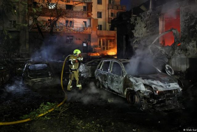 Rosyjskie rakiety balistyczne uderzyły w Kijów, są ranni