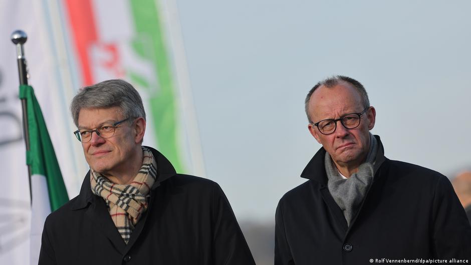 Patrick Schnieder, niemiecki minister transportu, występujący podczas briefingu prasowego w Berlinie