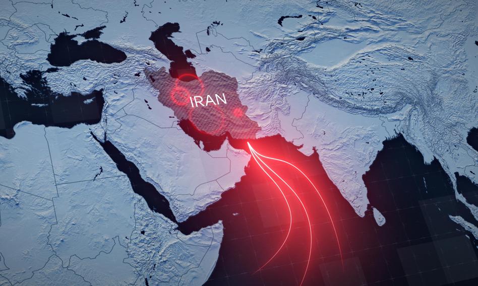 Mapa Bliskiego Wschodu z zaznaczoną Zatoką Perską i Iranem, w tle sylwetki okrętów wojennych.