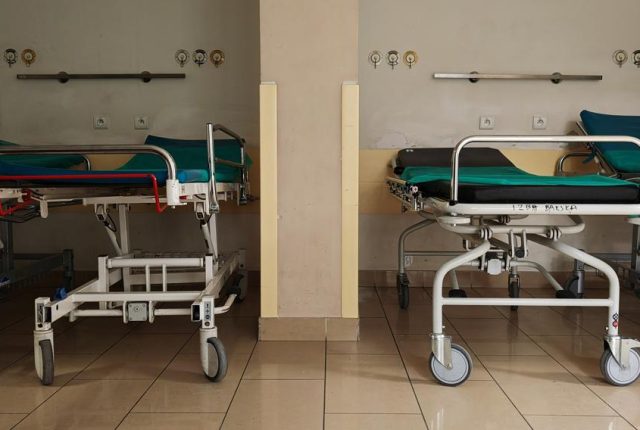 Polacy chcą ograniczenia pensji lekarzy w publicznej służbie zdrowia