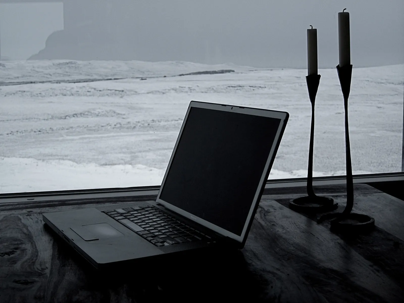 Person verifying information online, screen shows different sources and a magnifying glass icon