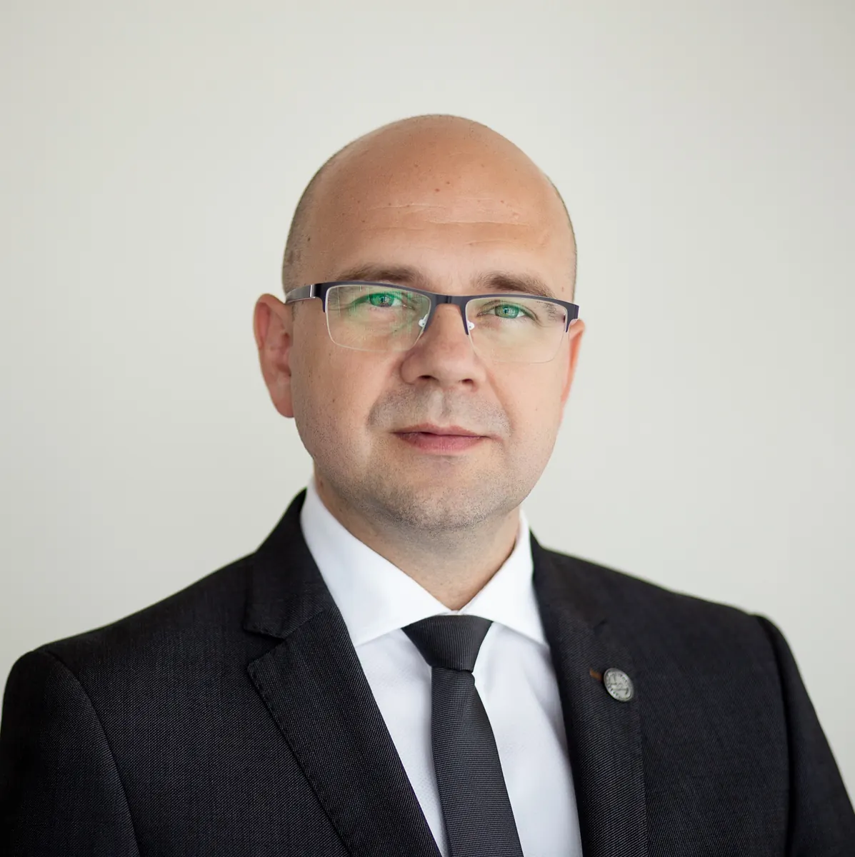 Ilustracja przedstawiająca symbol Rzecznika Praw Pacjenta na tle polskiej flagi, symbolizująca ochronę pacjentów i walkę z pseudomedycyną.