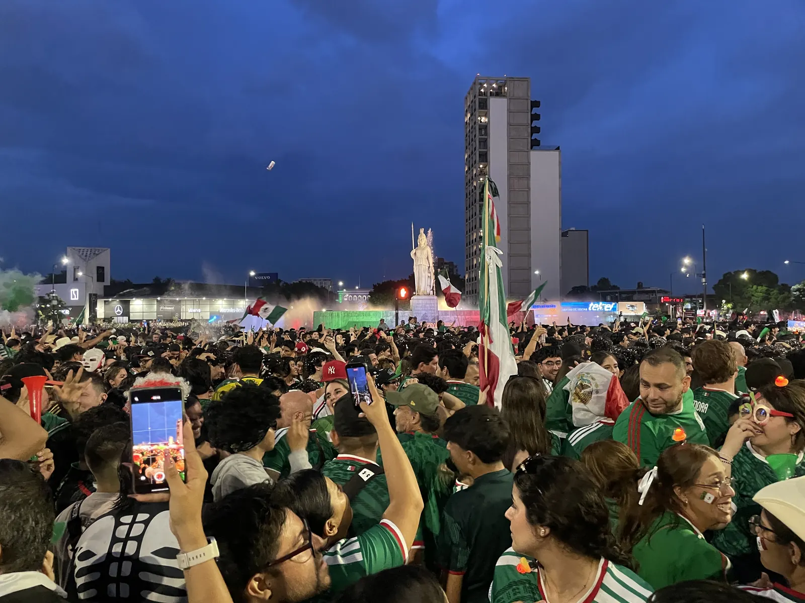 Piłkarze reprezentacji Anglii celebrują zdobycie brązowego medalu Mistrzostw Świata 2026 po zwycięstwie nad Francją.