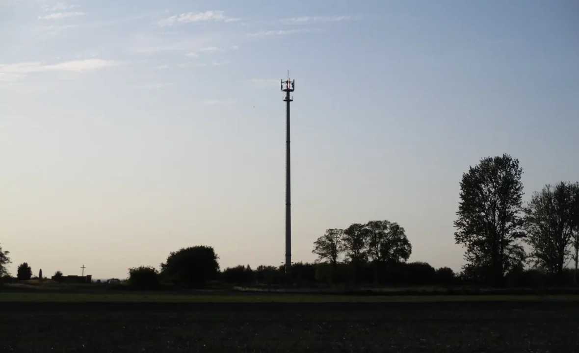 Kierowcy alarmują: internet znika na trasach. UKE wskazuje, kiedy problem zniknie