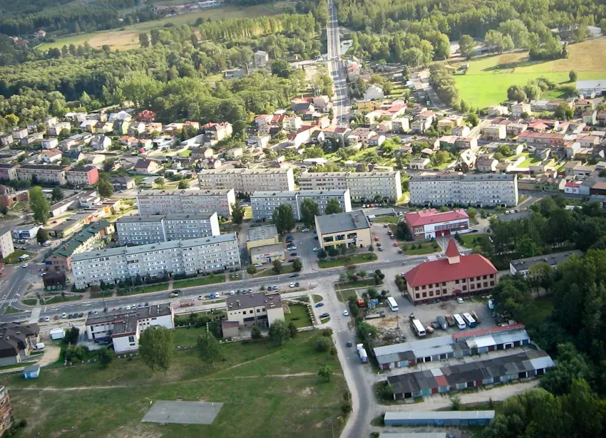 Rozległe pastwiska w Teksasie, na których pasie się bydło, symbolizujące zagrożenie dla hodowli zwierząt.