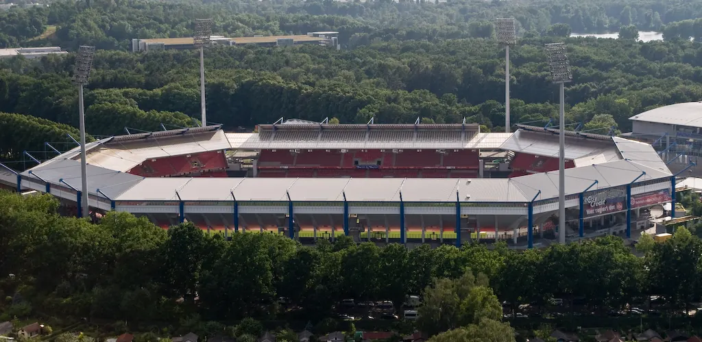 Norwescy kibice na stadionie, trzymający flagi, po meczu Mistrzostw Świata.