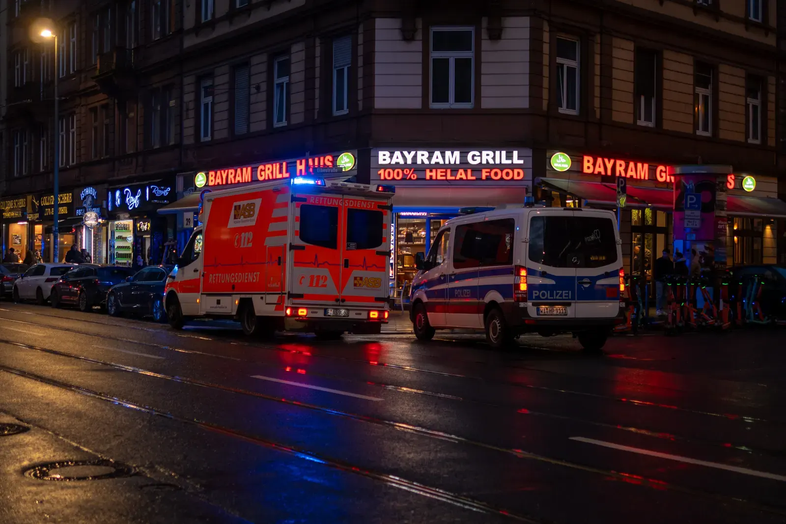 Funkcjonariusze policji na miejscu zdarzenia po ataku na paradę równości w Berlinie, pojazdy służb ratunkowych
