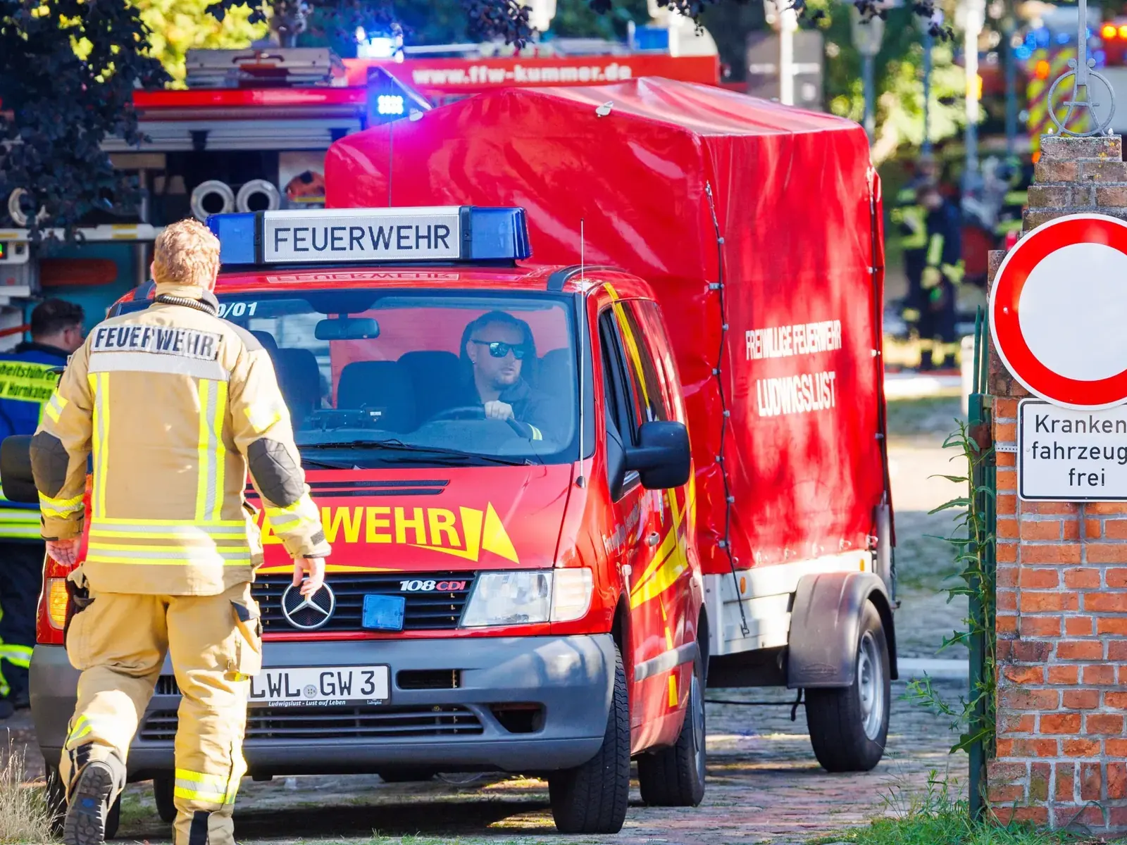 Strażacy ugaszają pożar w szpitalu w Ludwigslust, dym unoszący się z budynku