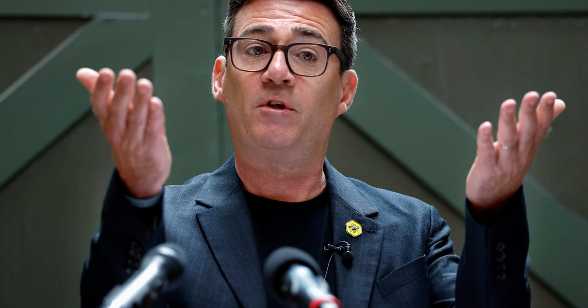 Andy Burnham, potencjalny przyszły premier Wielkiej Brytanii, podczas publicznego wystąpienia.