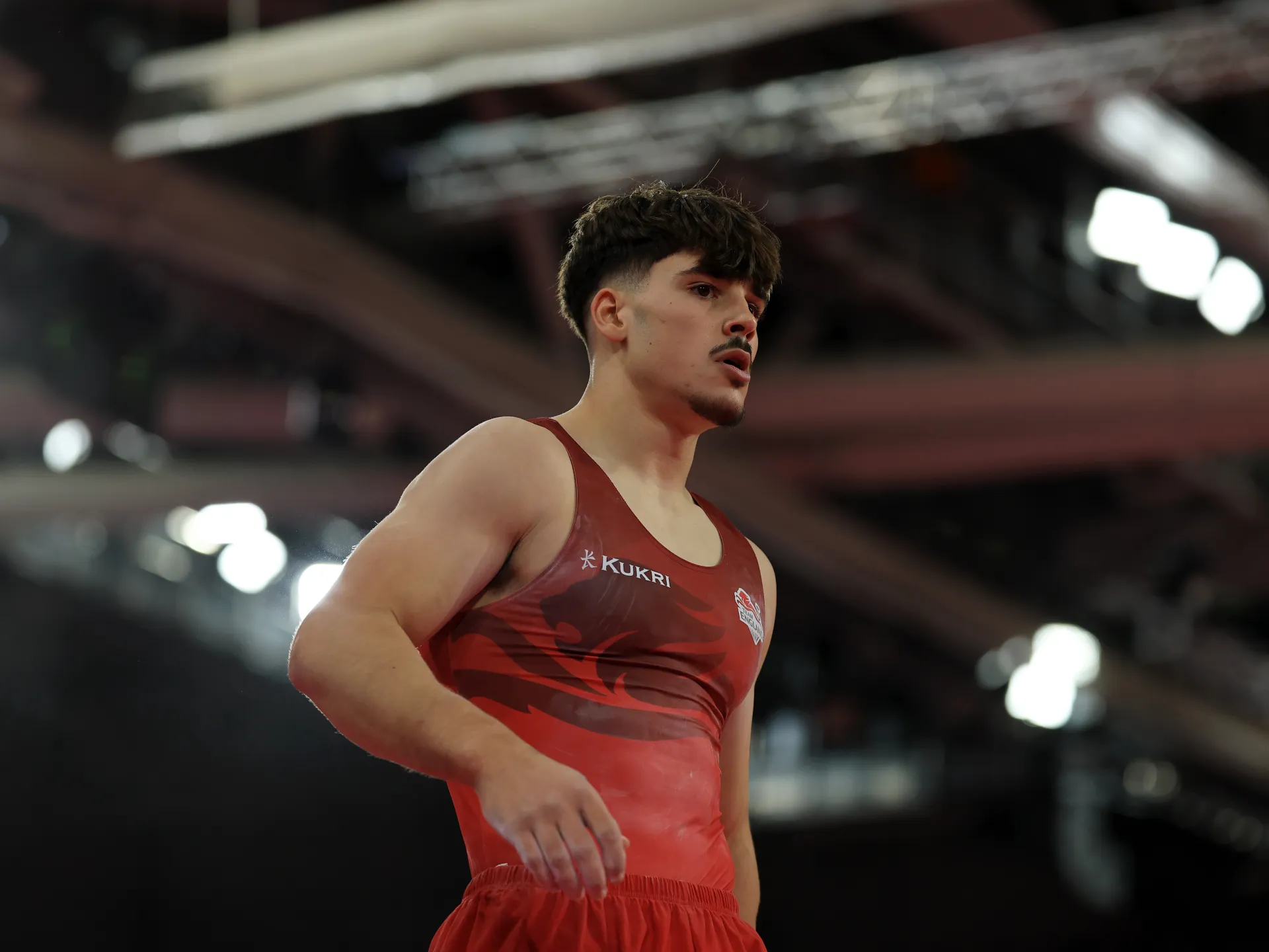 Gabriel Langton, 19-letni brytyjski gimnastyk, po upadku z drążka podczas finału drużynowego Igrzysk Wspólnoty Narodów w Glasgow w 2026 roku