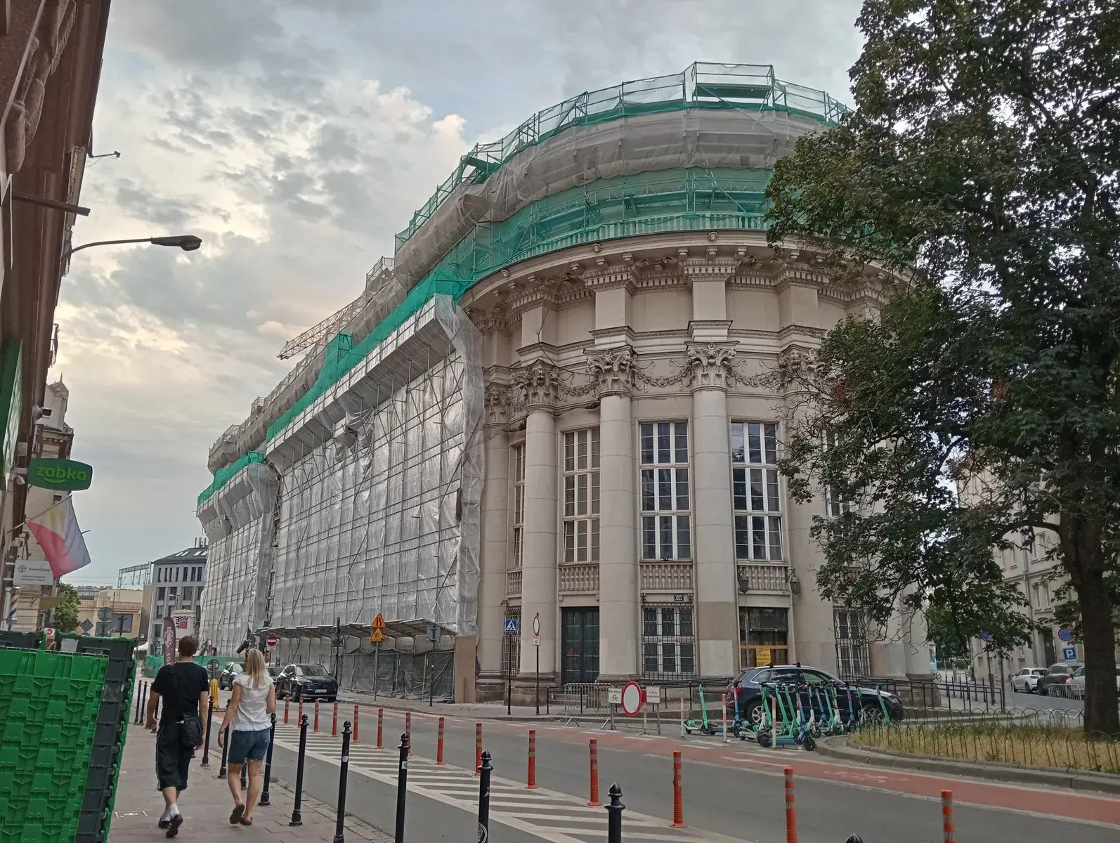 Mapa pogody z symbolami słońca i chmur nad Toruniem