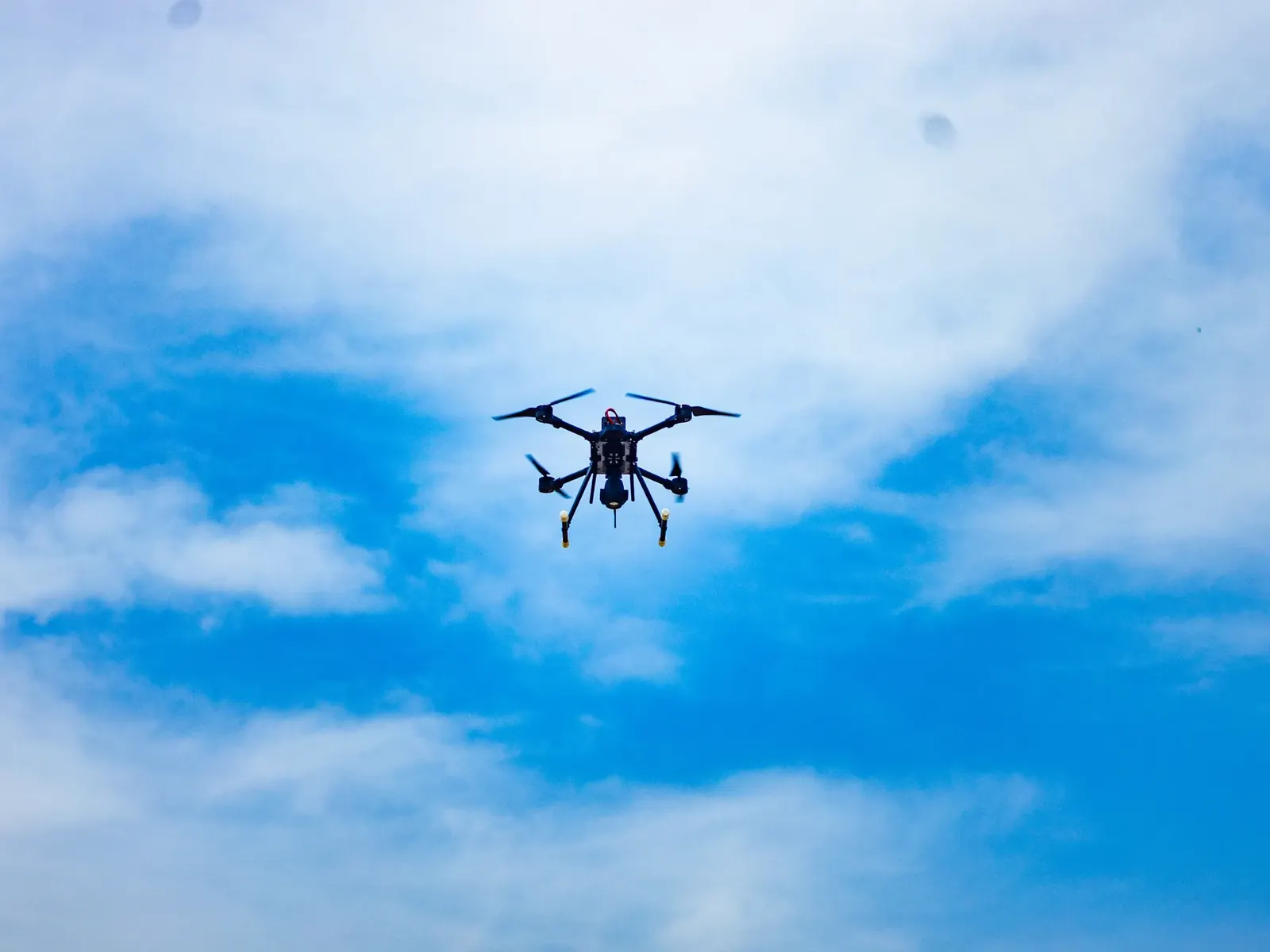 Dron wojskowy produkcji afrykańskiej na tle zakładu produkcyjnego