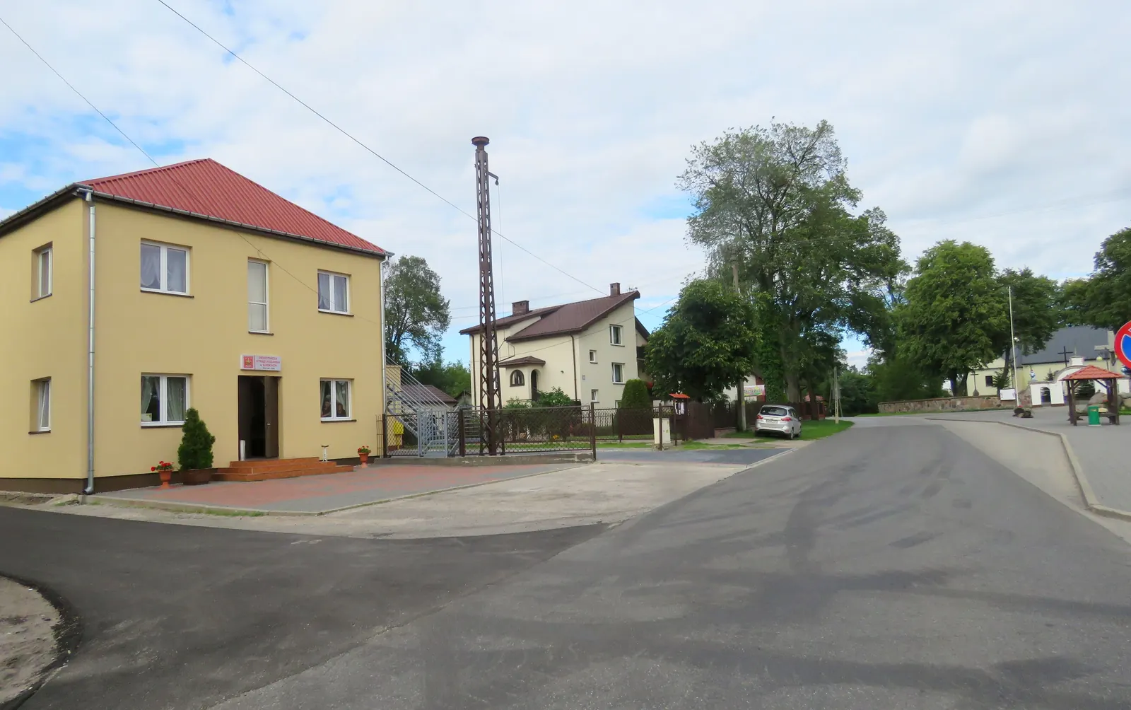 Polscy zawodnicy żużlowi w trakcie startu w zawodach Grand Prix 2 w Malilli, w tle tor żużlowy