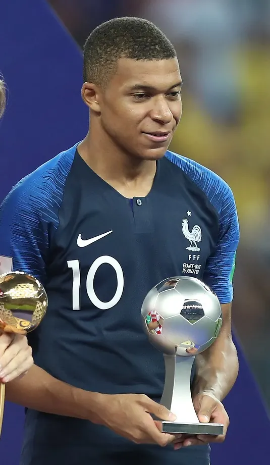 Kylian Mbappé w koszulce reprezentacji Francji, portret