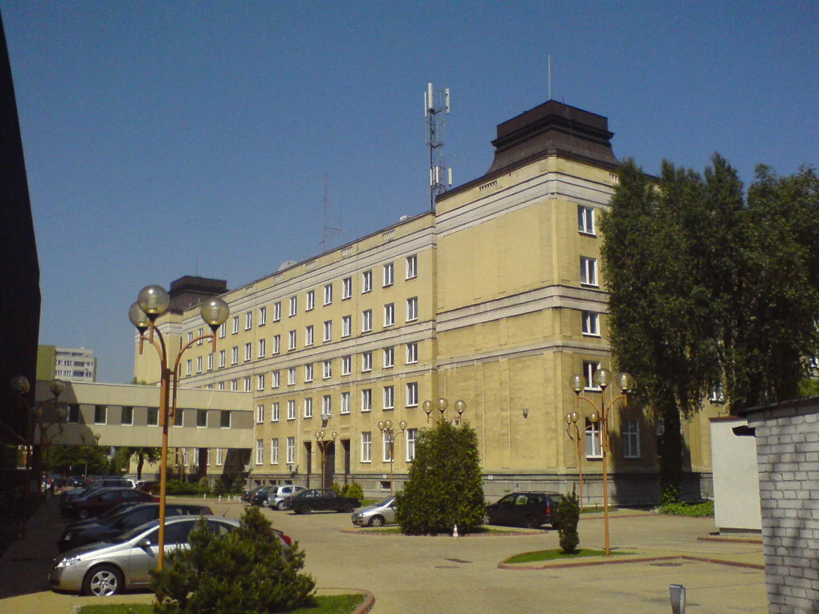 Ilustracja przedstawiająca budynek Polskiego Radia lub mikrofon w studio, symbolizująca poprawę wyników finansowych spółki.