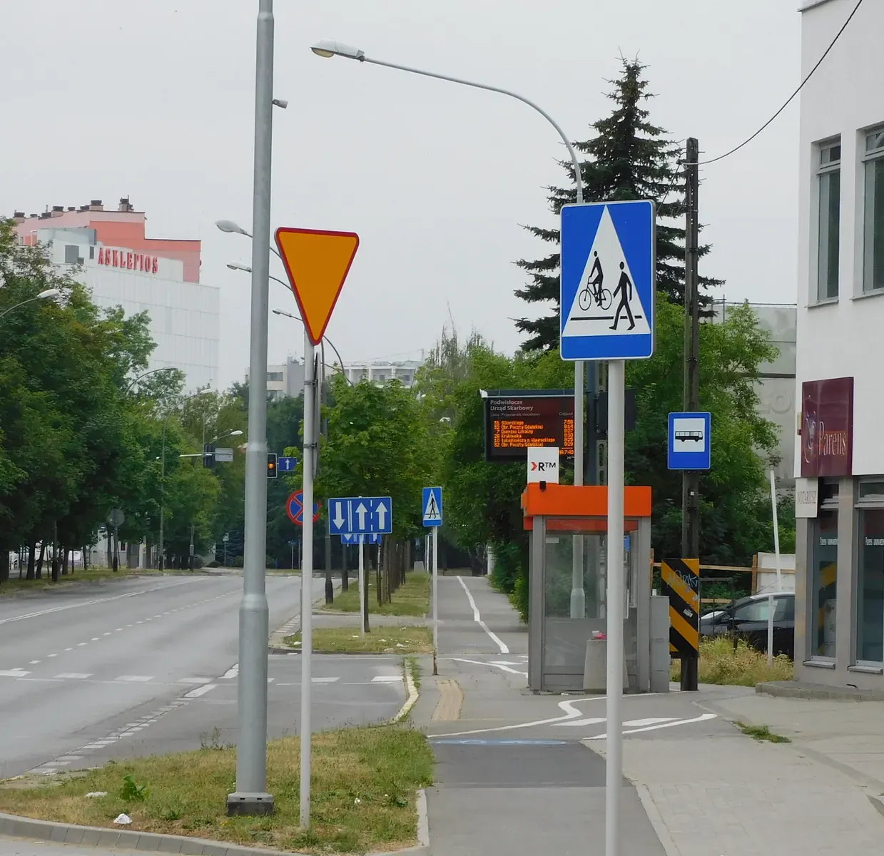 Zdjęcie przedstawiające dokumenty podatkowe i pieczęć urzędu skarbowego, symbolizujące kontrolę finansową i walkę z unikaniem opodatkowania.