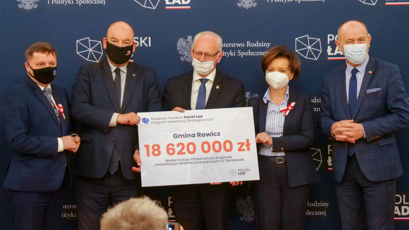 Ilustracja przedstawiająca portfel z pieniędzmi i kalkulator symbolizująca wpływ Polskiego Ładu na finanse.