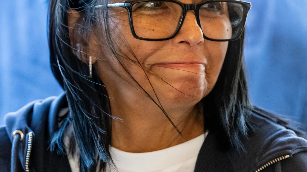 Delcy Rodriguez, pełniąca obowiązki prezydenta Wenezueli, na tle flag Wenezueli i Izraela, symbolizujących nową politykę zagraniczną.
