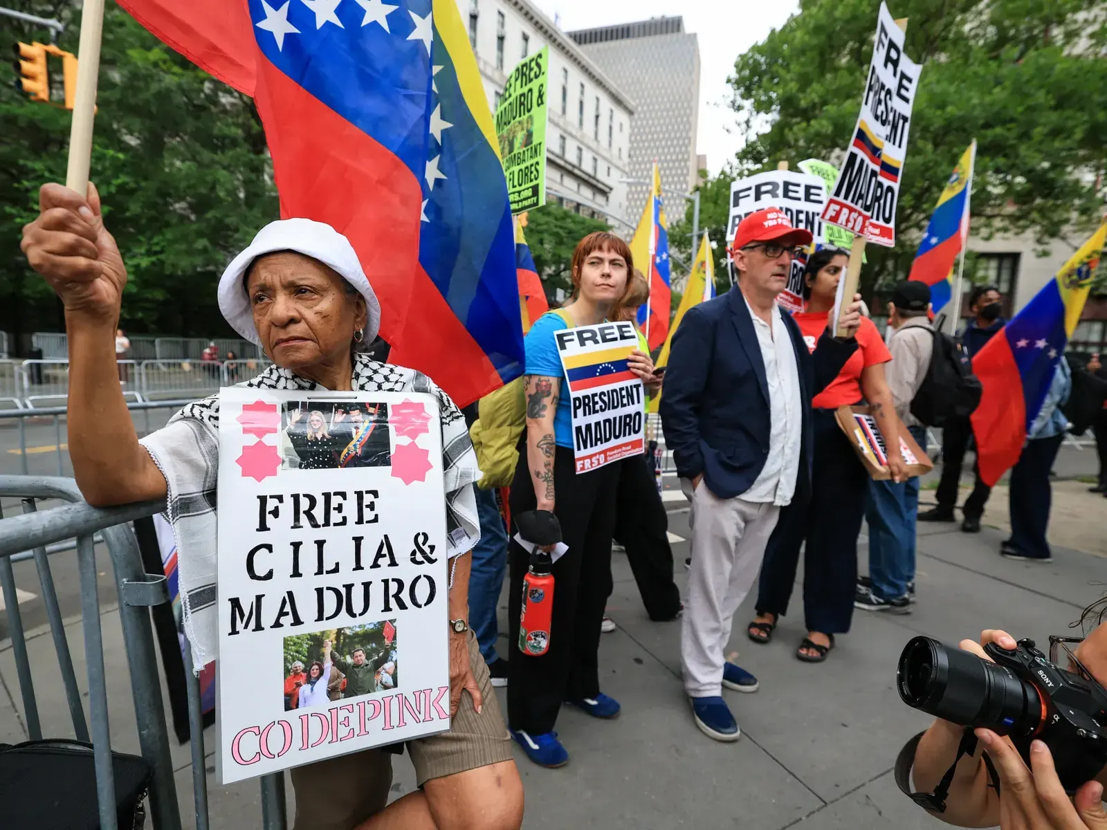 Nicolas Maduro i Cilia Flores podczas rozprawy sądowej w Stanach Zjednoczonych.