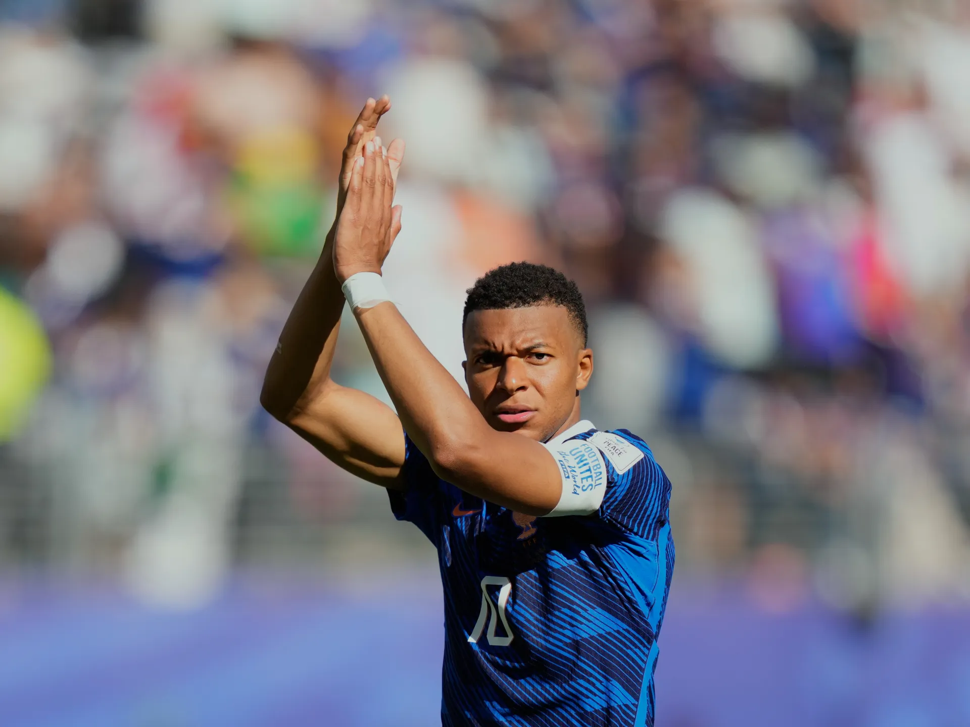 Kylian Mbappe celebrujący gola w meczu Mistrzostw Świata w piłce nożnej