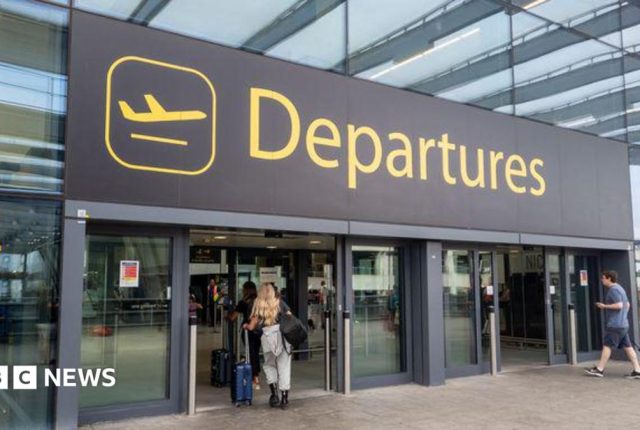Awaria wody na lotnisku Gatwick. Toalety nie działają, restauracje zamknięte, linie apelują do pasażerów