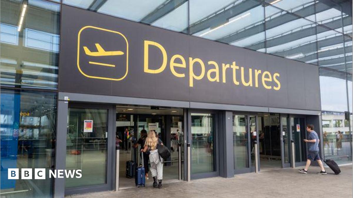 Pasażerowie na lotnisku Gatwick podczas awarii wodociągowej w lipcu 2026 roku