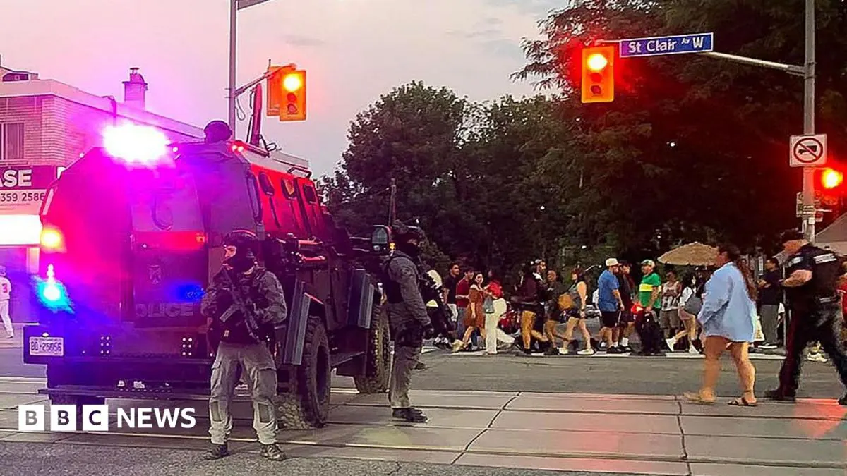 Policja zabezpiecza miejsce strzelaniny na St Clair Avenue w Toronto podczas festiwalu salsy.