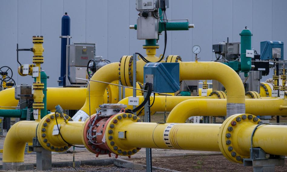 Zdjęcie przedstawiające rurociągi i zbiorniki magazynujące gaz ziemny