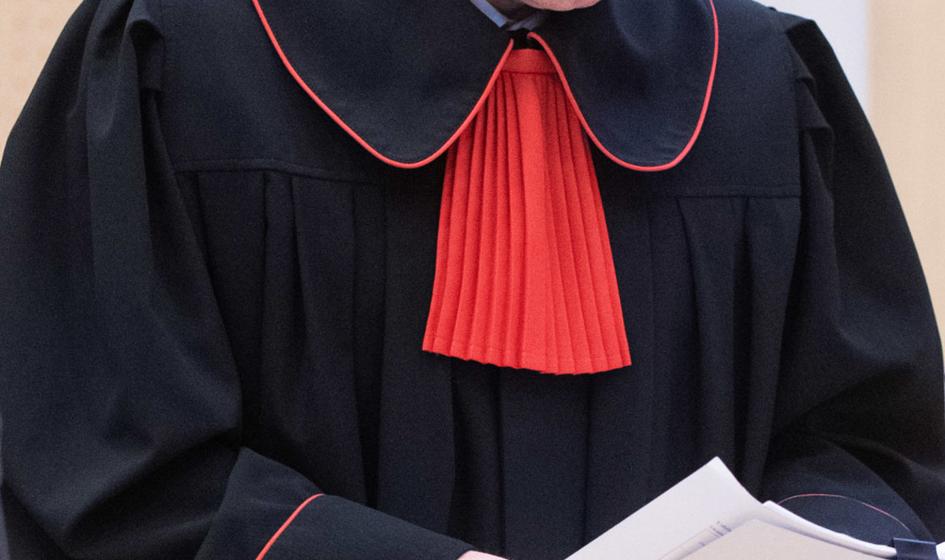 Zdjęcie przedstawiające wejście do sądu lub prokuratury, symbolizujące śledztwo i aresztowania.