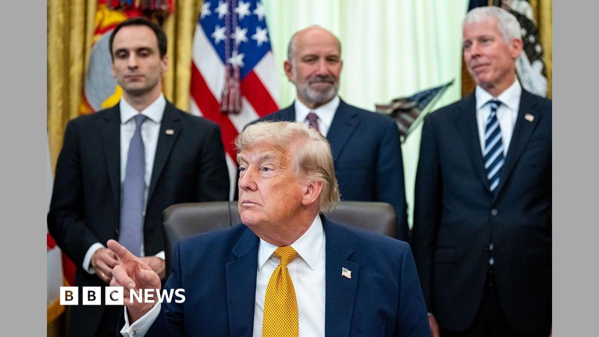 Donald Trump przemawia, w tle ekrany z jego postami na Truth Social.