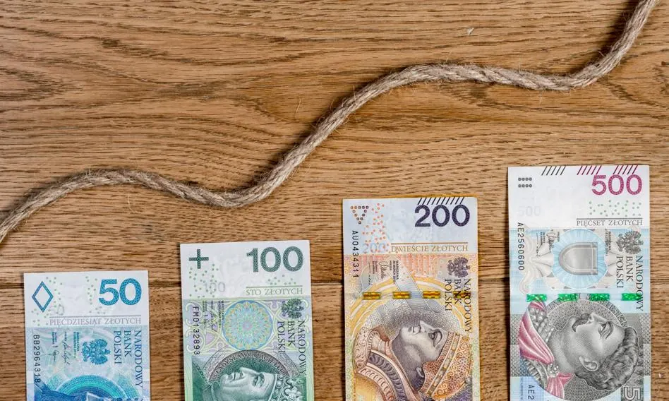 Ile oszczędności potrzeba, by zarobić 500 zł miesięcznie z lokaty? Analiza ofert bankowych