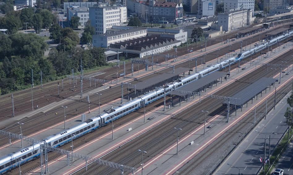 Nowoczesny pociąg pasażerski stojący na peronie dworca kolejowego w Polsce, symbolizujący inwestycje z KPO w infrastrukturę kolejową.