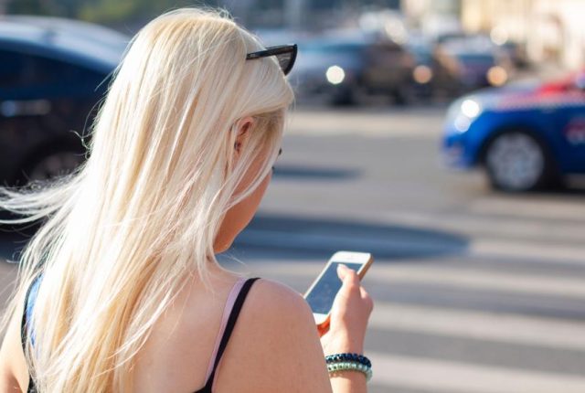 Nowy znak ostrzegawczy dla pieszych z telefonami? Ekspert: to nie rozwiąże problemu