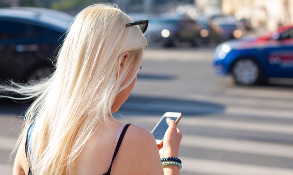 Nowy znak ostrzegawczy dla pieszych z telefonami? Ekspert: to nie rozwiąże problemu