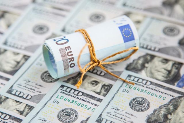 Złoty pod presją konfliktu na Bliskim Wschodzie i polityki NBP