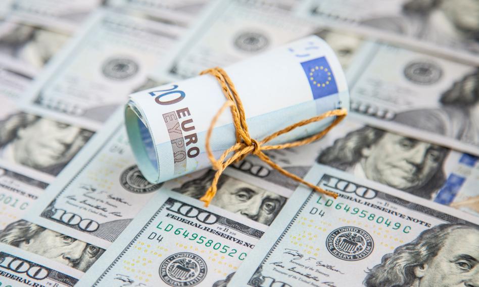 Wykresy kursów walut z zaznaczonymi strzałkami wzrostu dla dolara i euro, na tle mapy Bliskiego Wschodu z zaznaczoną Cieśniną Ormuz.