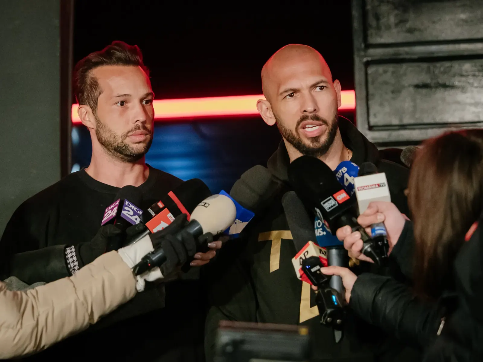 Zdjęcie przedstawiające Andrew i Tristana Tate'a opuszczających budynek sądu.