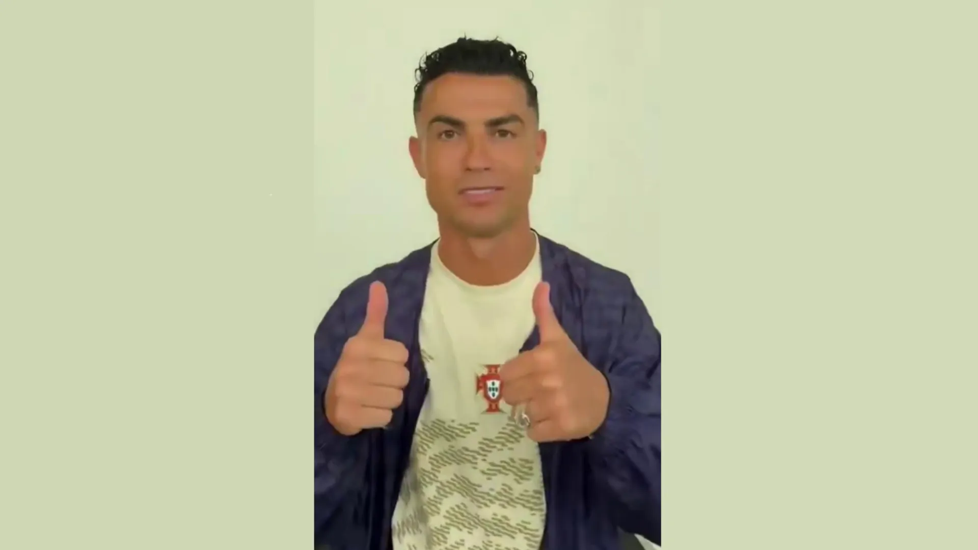 Cristiano Ronaldo nagrywający wiadomość wideo, oraz ujęcie młodego chłopca w szpitalnym łóżku.