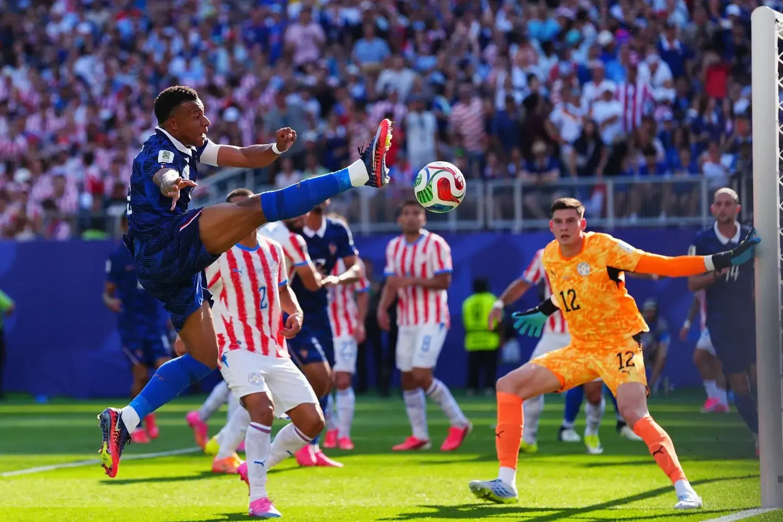 Kylian Mbappé, kapitan reprezentacji Francji, podczas meczu piłki nożnej